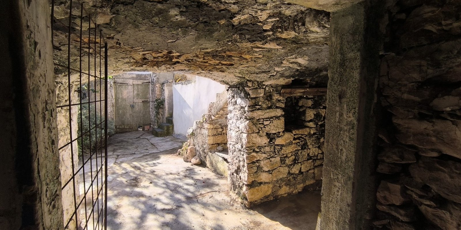 198A - Logothetianika - Attractive renovation opportunity € 90 (4) (Large)